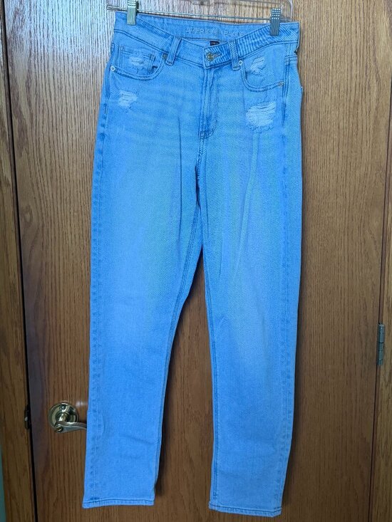 American Eagle Outfitters Denim - Mom Jean Light Wash Distressed Jeans Size 6 LONG